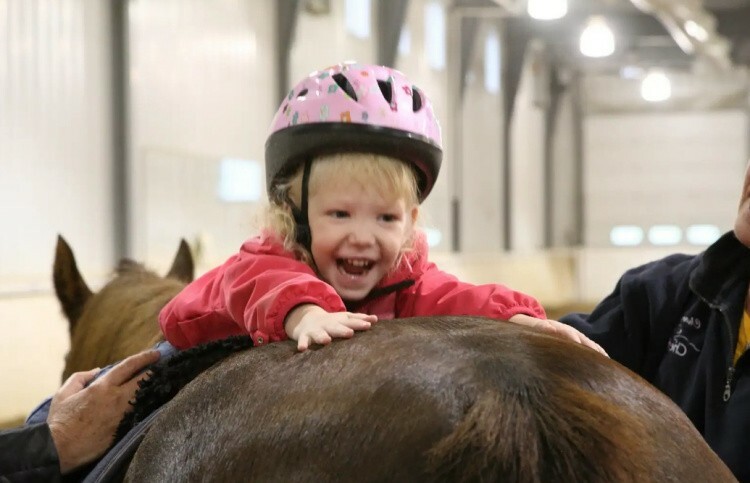 Иппотерапия — физиотерапевтическое лечение, основанное на нейрофизиологии, использующее лошадь и верховую езду. Иппотерапия — физиотерапевтическое лечение, основанное на нейрофизиологии, использующее лошадь и верховую езду.